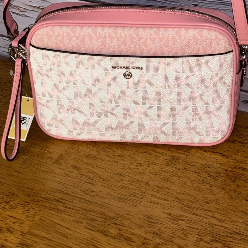 Michael Kors logo large East West camera crossbody bag. - Picture 2 of 11